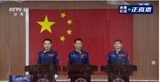 3位航天員在玻璃房內接受采訪