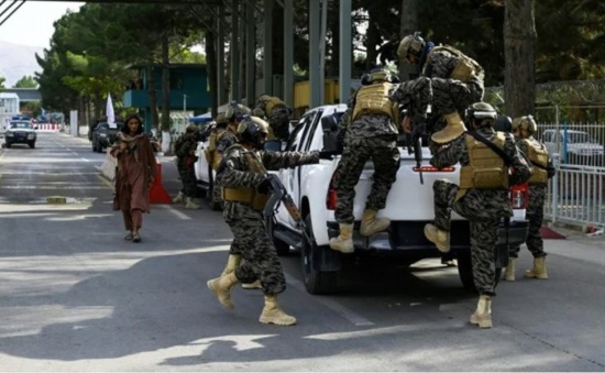 塔利班檢查被摧毀的美國(guó)直升機(jī)