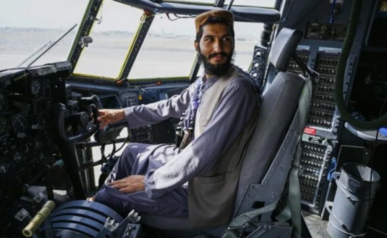 塔利班檢查被摧毀的美國(guó)直升機(jī)