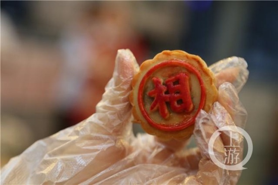 重慶一景區(qū)推出象棋麻將月餅