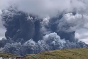 日本阿蘇山火山噴發 火山灰噴出3500米高