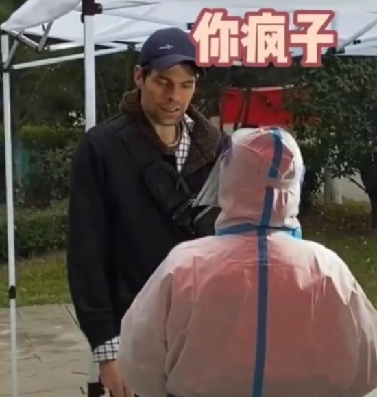 西安一外籍男子當眾辱罵防疫人員