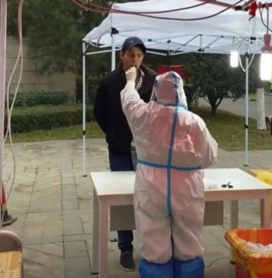 西安一外籍男子當眾辱罵防疫人員