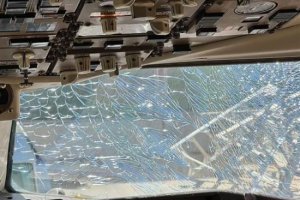 美一波音飛機擋風玻璃破裂緊急降落