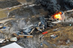 美國俄亥俄州列車脫軌氯乙烯泄漏造成重大污染