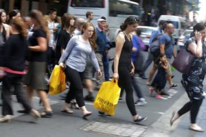 澳大利亞政府承諾提供100億美元的預算來緩解生活成