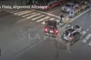 鏡頭捕捉到：阿根廷兩車相撞 女子險些被撞