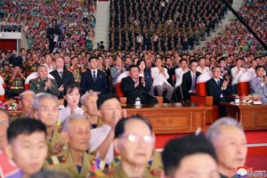 朝鮮在夜間閱兵中展示無人機和彈道導彈