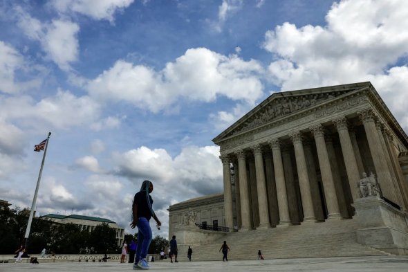 2023年9月22日，參觀者走過(guò)美國(guó)華盛頓美國(guó)最高法院大樓前。