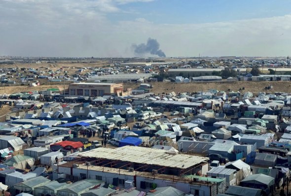 2024年1月25日，加沙地帶南部拉法一個庇護所看到以色列在汗尤尼斯的地面行動中冒出濃煙。