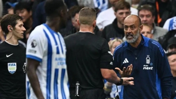 努諾&middot;埃斯皮里托&middot;桑托（右）在摩根&middot;吉布斯-懷特被解雇后被罰下場