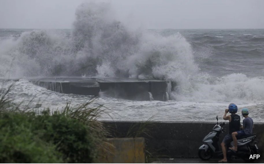 臺風丹娜絲逼近 臺灣發(fā)布海陸臺風預警