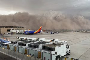 美國強風暴掀起沙塵暴導