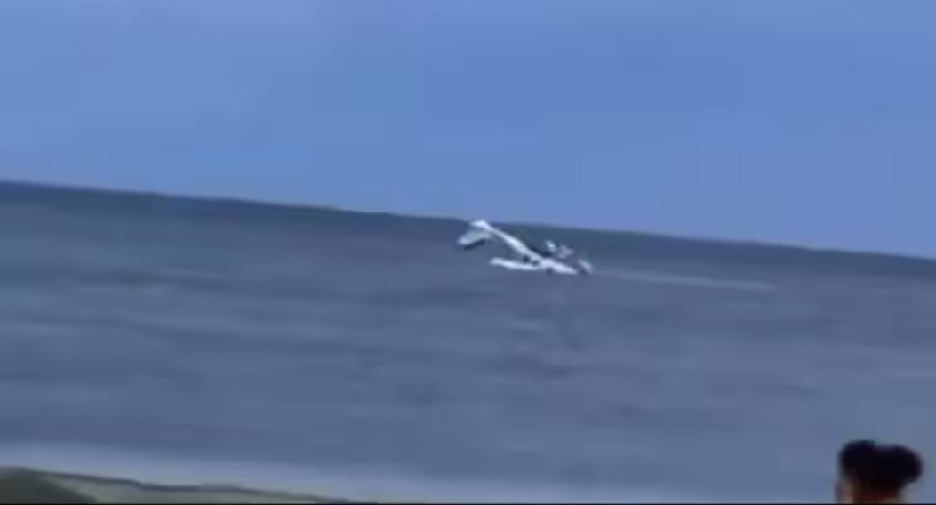 晚上7點30分左右，飛機在705號海洋大道附近的海岸墜入大海。