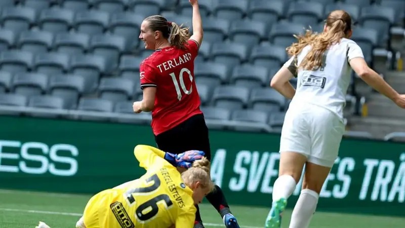 曼聯前鋒伊麗莎白·特蘭德在對陣埃因霍溫的比賽中上演帽子戲法