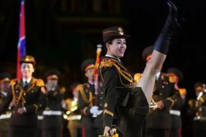 朝鮮閱兵式女兵舞劍