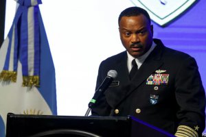 美國海軍上將在與委