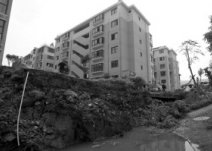 <b>小區路面疑因河道清理誘發近百平米塌陷(圖)</b>