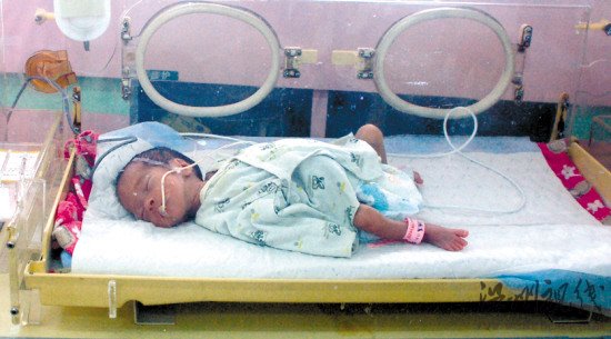 雙胞胎女嬰因患病遭爺爺遺棄獲救(圖)