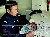 史現(xiàn)河工作之余喜歡看報(bào)。